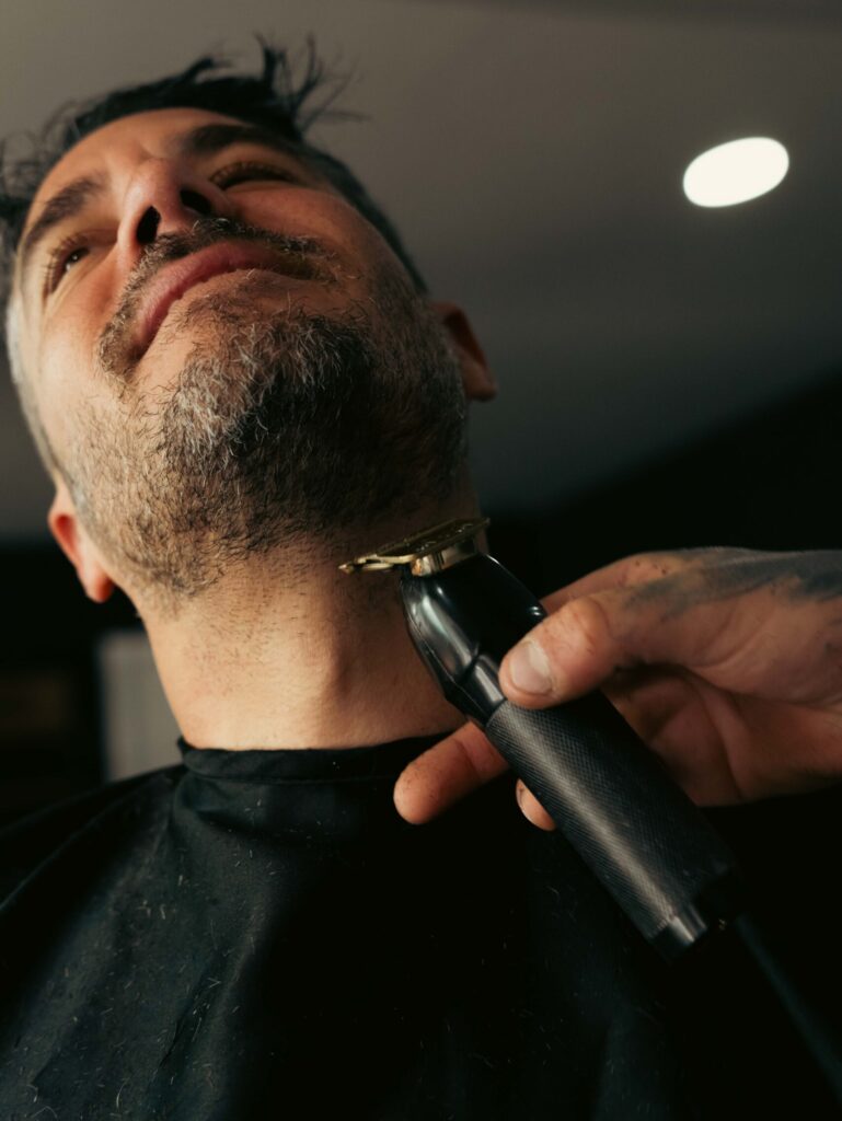 Perfilado de barba en la barberia de wino