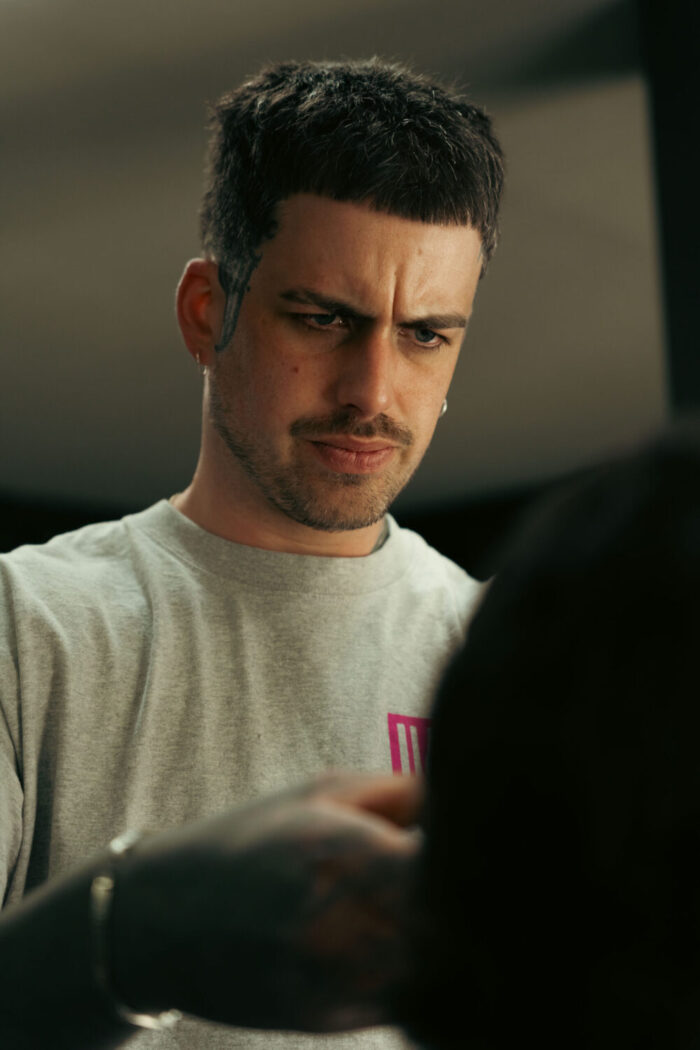 Foto en primer plano del Barbero de La Barbería de Wino en Alicante