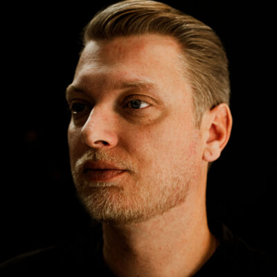 Corte de cabello y arreglo de barba en la barberia de wino