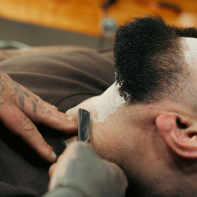 Afeitado con navaja y espuma